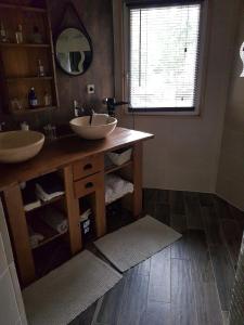 ein Badezimmer mit zwei Waschbecken und einem großen Fenster in der Unterkunft Chambres chez particuler proche du circuit in Ruaudin