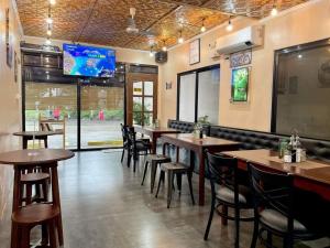 道因的住宿－EL SUEÑO RESORT，餐厅设有桌椅和平面电视。