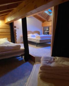 um quarto com 2 beliches num quarto em Appartement 6-8 personnes à 3 minutes des pistes em Peisey-Nancroix