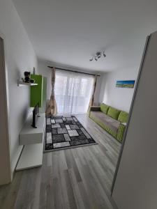 ein Wohnzimmer mit einem Sofa und einem Spiegel in der Unterkunft Casa Brianna in Braşov