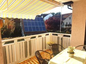 un patio con mesa y panel solar en Ferienwohnung Hoamatgfühl, en Furth im Wald