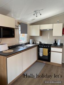 Кухня або міні-кухня у Coastfields 3 bed 8 berth holiday home