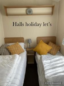 Ліжко або ліжка в номері Coastfields 3 bed 8 berth holiday home