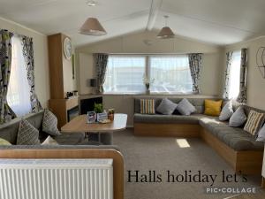 Зона вітальні в Coastfields 3 bed 8 berth holiday home