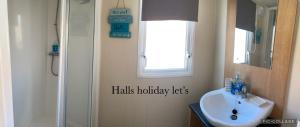Ванна кімната в Coastfields 3 bed 8 berth holiday home