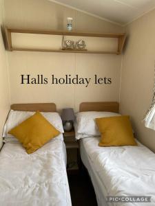 Ліжко або ліжка в номері Coastfields 3 bed 8 berth holiday home