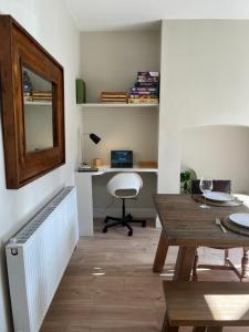 una camera con tavolo e scrivania con specchio di Beautiful 2 bedroom townhouse. a Darlington