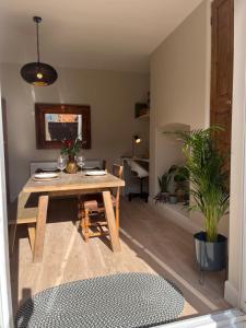 uma sala de jantar com uma mesa e algumas plantas em Beautiful 2 bedroom townhouse. em Darlington