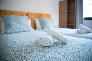 - une serviette blanche sur le lit dans l'établissement Oeste Tere by Best Holidays Fuerteventura, à Corralejo 11 autres photos