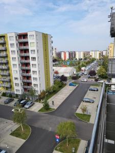 einen Luftblick auf eine Stadtstraße mit Gebäuden in der Unterkunft Casa Brianna in Braşov
