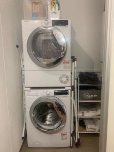 lavadora y secadora en una habitación en Studio Apartment am Bodensee - modern und stilvoll en Ermatingen