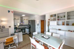 een keuken en eetkamer met een tafel en stoelen bij Villa Alegranza - LH190 By Villas Now Ltd in Playa Blanca