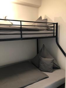 ein paar Etagenbetten in einem Zimmer in der Unterkunft Voss-Haus in Eutin