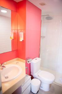 une salle de bain avec des toilettes blanches et un lavabo dans l'établissement Oeste Tere by Best Holidays Fuerteventura, à Corralejo