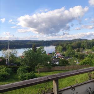 a view of a lake from the balcony of a house at Linus och Lottas Frigga in Hällingsjö
