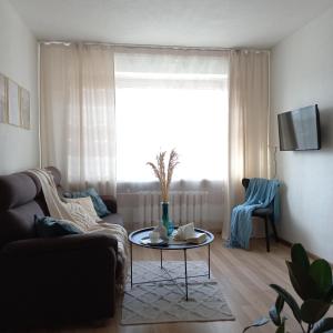 納爾瓦的住宿－Narva Relax Apartment，客厅配有沙发和桌子