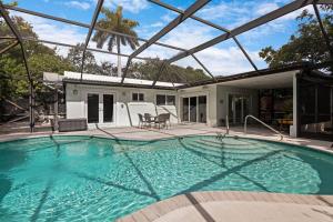 einen Pool in einem Haus mit Glasdecke in der Unterkunft Heated Pool I Soundproof Home I Firepit I 630Mbps in Hollywood