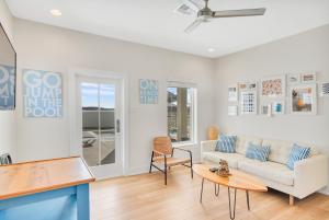una sala de estar con un sofá y una mesa en The White House, en Padre Island