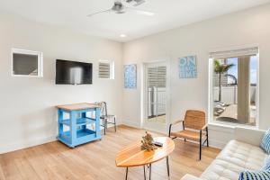 una sala de estar con un sofá y una mesa en The White House, en Padre Island