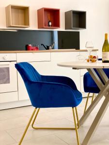 マンフレドーニアにあるSvevia Home - Manfredi Homes&Villasのキッチン(青い椅子、テーブル付)