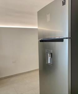 - un réfrigérateur en acier inoxydable dans la chambre dans l'établissement Svevia Home, à Manfredonia