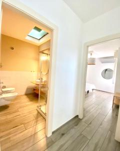 łazienka z umywalką i lustrem w obiekcie RESIDENZA 8 w Rawennie +8 zdjęć