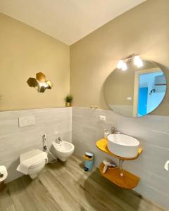 La salle de bains est pourvue d'un lavabo, de toilettes et d'un miroir. dans l'établissement RESIDENZA 8, à Ravenne