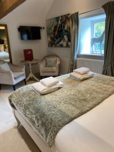 een slaapkamer met een bed met twee handdoeken erop bij The Brosterfield Suite - Brosterfield Farm in Bakewell