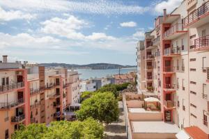 uma vista aérea de edifícios numa cidade em Lisboa Tejo Apartment @ Stay like a local at Algés em Cruz Quebrada