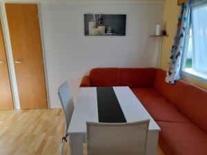 Χώρος καθιστικού στο mobil-home sur terrain privatif jean-mi et flo