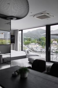 Una sala de estar con sofás y una gran ventana. en Stadthotel Goldenes Schiff, en Bad Ischl