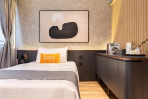 A bed or beds in a room at Dash Living on Prat