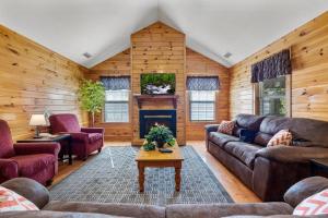 Una sala de estar con muebles de cuero y chimenea. en Poplar Point Condo Unit 12D, en Pigeon Forge