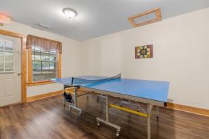 una mesa de ping pong en medio de una habitación en Poplar Point Condo Unit 12D, en Pigeon Forge 32 fotos más