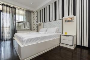 1 dormitorio con 1 cama blanca grande en una habitación en Stay Inn-Ararat View apt near Vernissage, en Ereván