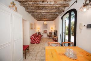 Habitación con mesa, sillas y sala de estar. en White Elegant and Charming Country House near Rome, en Rocca di Papa