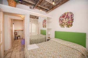 羅卡迪帕帕的住宿－White Elegant and Charming Country House near Rome，一间卧室配有两张床和镜子