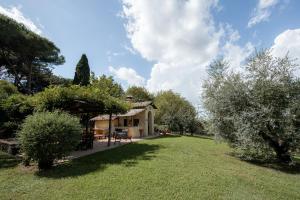 羅卡迪帕帕的住宿－White Elegant and Charming Country House near Rome，花园中的房屋,花园中种有树木
