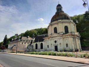 um edifício antigo com uma cúpula ao lado de uma rua em Maison au pied du Château-Cour-Proche Centre Ville em Saumur