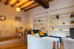 a living room with a white couch and a table at Maison au pied du Château-Cour-Proche Centre Ville in Saumur