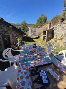 a table with food on it in a yard at CASA RURAL PAJARICA en Sanabria in San Ciprián