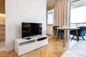 sala de estar con TV y mesa en East Side of Warsaw Studio 111, en Varsovia