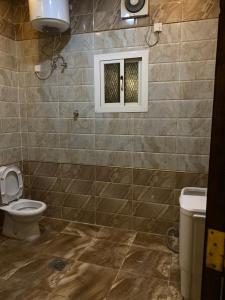 Ein Badezimmer in der Unterkunft بيوتات الزير