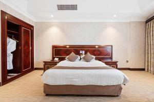 Llit o llits en una habitació de Chairmen Hotel