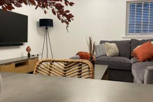 uma sala de estar com um sofá e uma mesa em Harbourside, Luxurious Elegant Holiday home with Bike store - Sleeps 6 em Wick