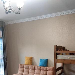 卡茲別吉的住宿－白房子旅館，带沙发和吊灯的客厅