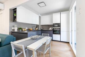 cocina y comedor con mesa y sillas en Appartamento San Giovanni - Affitti Brevi Italia en Milán
