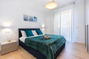 Un dormitorio con una cama grande y una ventana en Appartamento San Giovanni - Affitti Brevi Italia en Milán