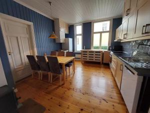 uma cozinha com mesa e cadeiras num quarto em Large, quiet and centrally located apartment em Fredrikstad