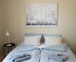 1 dormitorio con 1 cama con toallas en Large, quiet and centrally located apartment en Fredrikstad